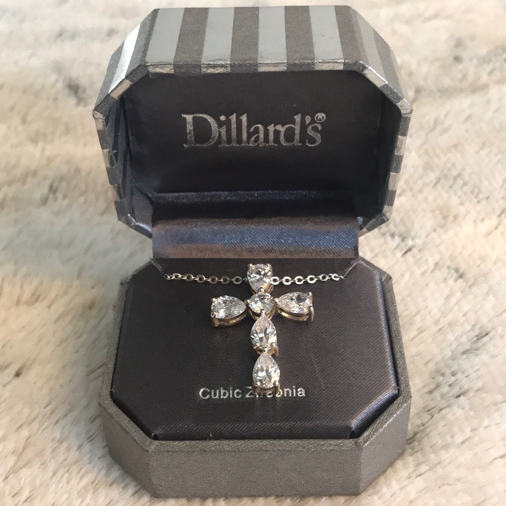 Nice necklace with a Cruz ✝️ with cubic Zirconia